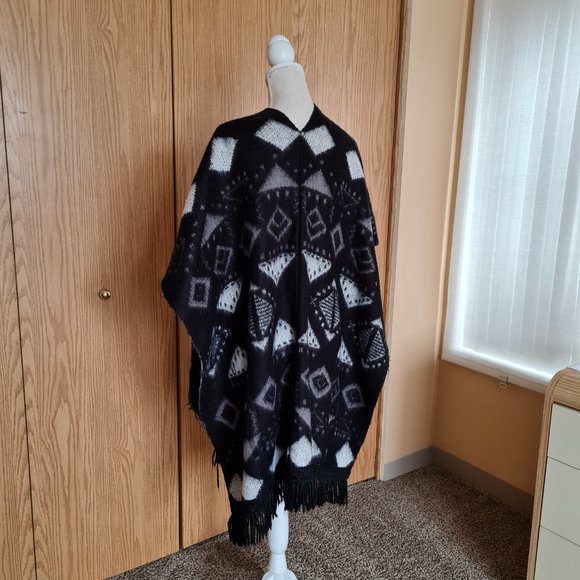 Poncho Shawl Black White Grey Gray Geometric Fringe Tassle Boho Openfront - Picture 3 of 5